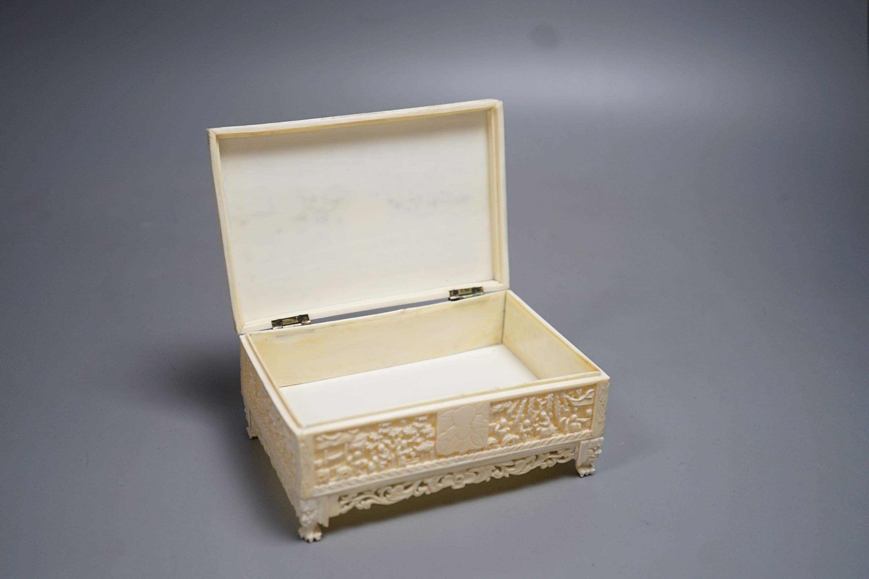 An early 20th century Cantonese carved ivory box, 12cm